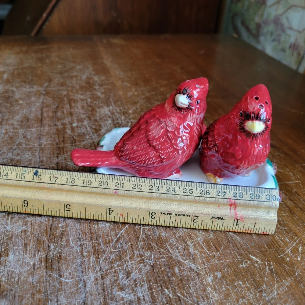 Ganz Cardinals on Tray Salt & Pepper S&P Christmas Pair Holly Pointsetta W/ Plug